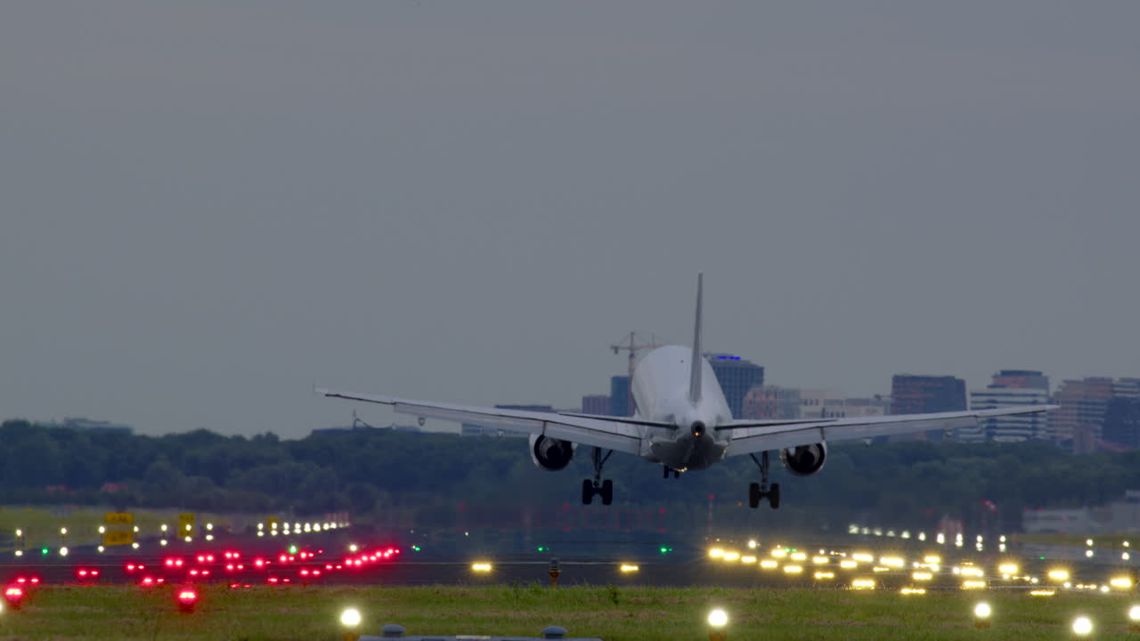 aterrizaje de un avión en la pista