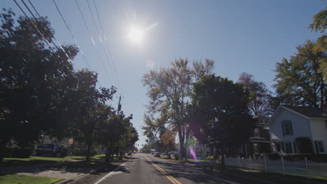 Conduzca-Por-Una-Calle-Típica-De-Un-Pueblo-Americano-En-Un-Claro-Día-De-Otoño.-Vista-De-La-Ventana-Trasera