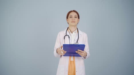 el médico emocional y lloroso.