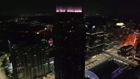 Vista-Aérea-De-Modernos-Edificios-De-Varios-Pisos-En-El-Distrito-Urbano-Por-La-Noche.