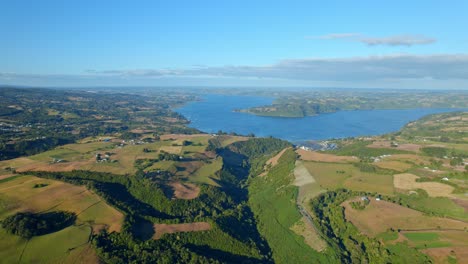 Malerische-Naturlandschaften-Mit-Bäumen-Und-Wasserstraßen-Im-Wunderschönen-Chile,-Chiloe-Drohne-4k