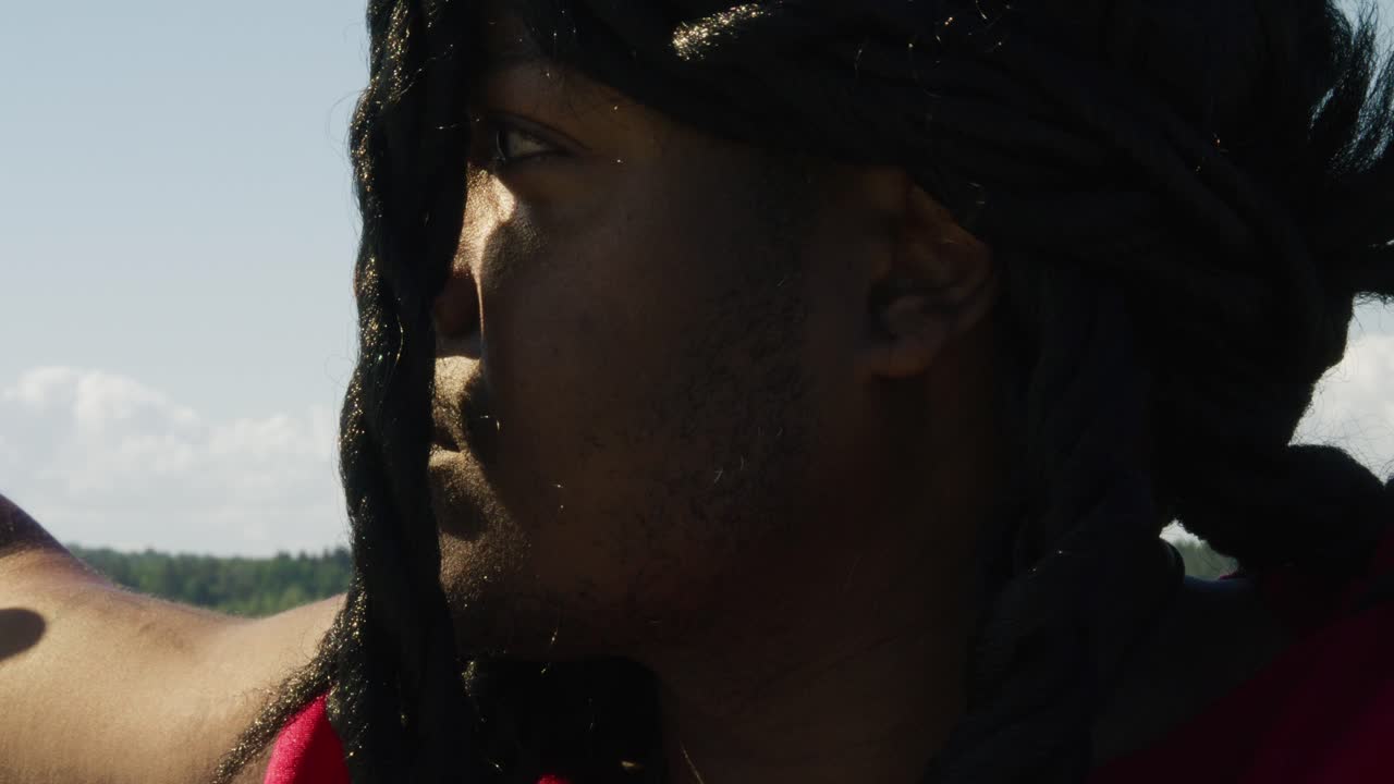 주변의 녹색 풍경을 보면서 대결할 준비가 된 삼손, 긴 두려움을 가진 성경적 인물, 이스라엘 전사와 판사, 구약의 흑인 남성, 기독교인