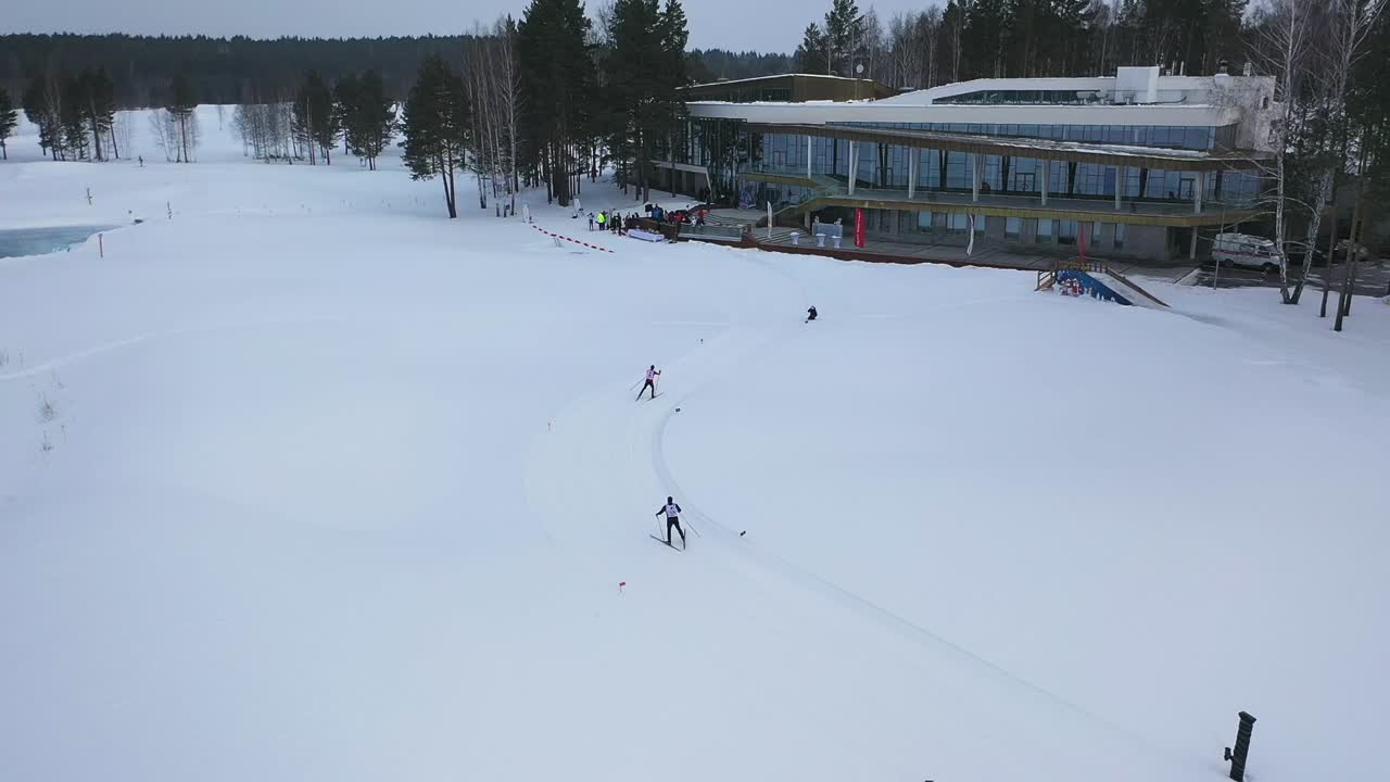 Gara di sci di fondo in un paesaggio invernale innevato