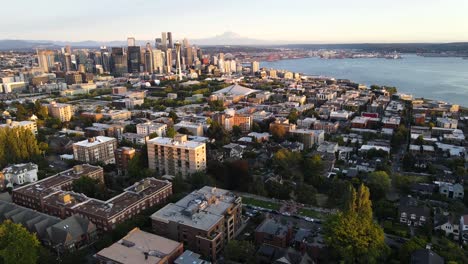 Vista-Del-Atardecer-Del-Paisaje-Urbano-De-Seattle-Vista-Desde-El-Parque-Kerry,-Un-Mirador-Muy-Querido