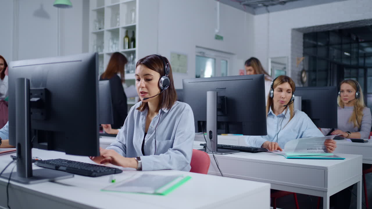 현대적인 사무실에서 고객 서비스 팀