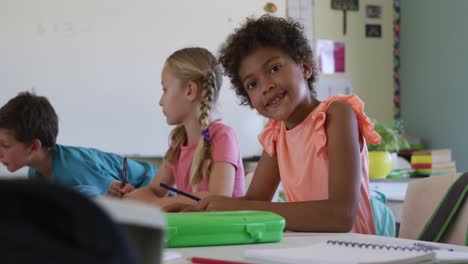 Niña-Sonriendo-Mientras-Estudiaba-En-La-Clase