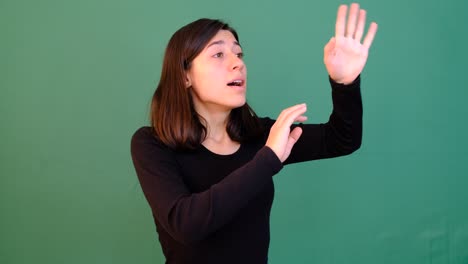 chica agitando la mano
