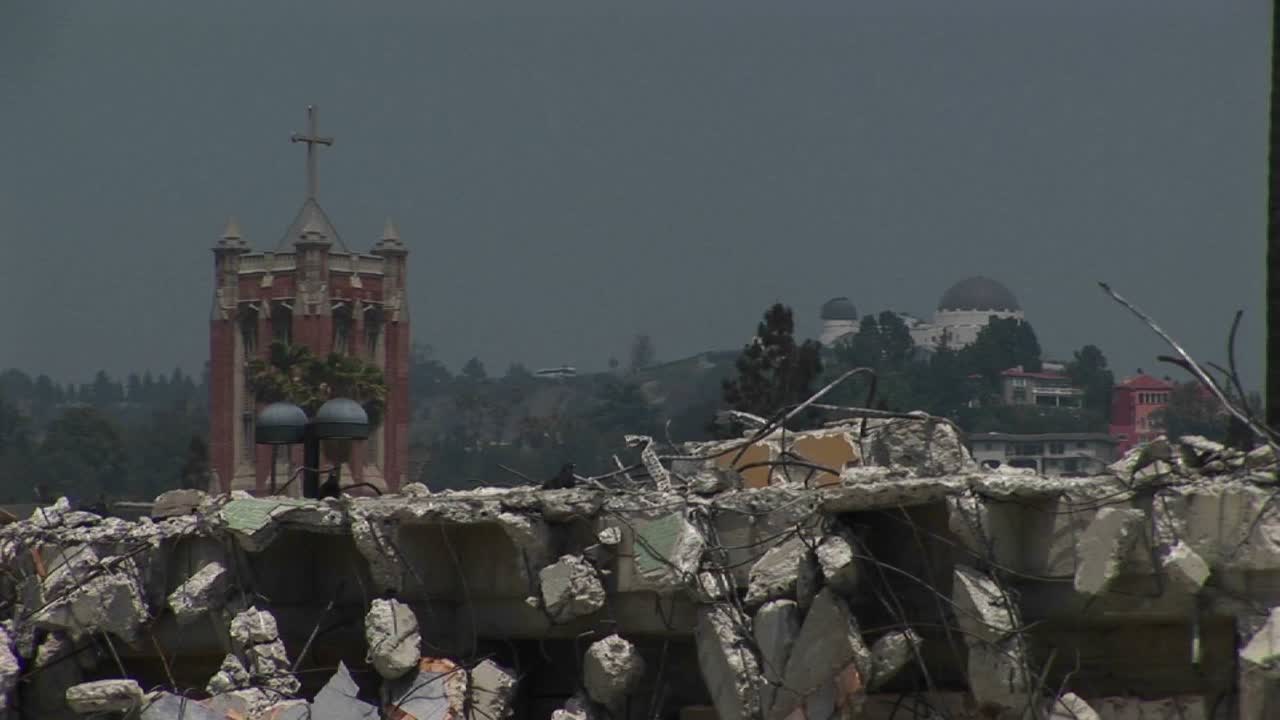 las palomas caminan sobre un montón de escombros
