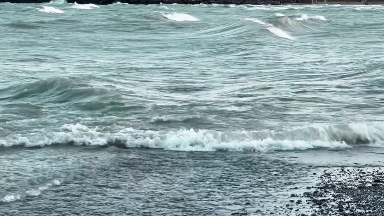 해변의 해안에 튀는 바다 파도