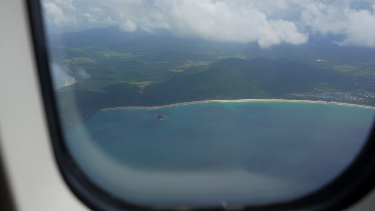 sombrilla de apertura femenina en el avión mientras vuela revelando la costa de filipinas