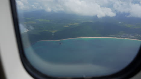 sombrilla de apertura femenina en el avión mientras vuela revelando la costa de filipinas