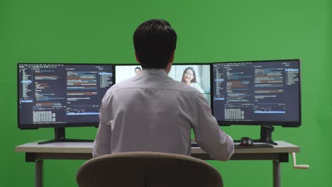 비디오 통화로 컴퓨터에서 일하는 남자