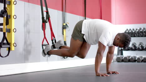 Colocar-A-Un-Hombre-Afroamericano-Realizando-Un-Entrenamiento-En-El-Gimnasio.