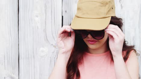 mujer de moda de pie contra un fondo de madera