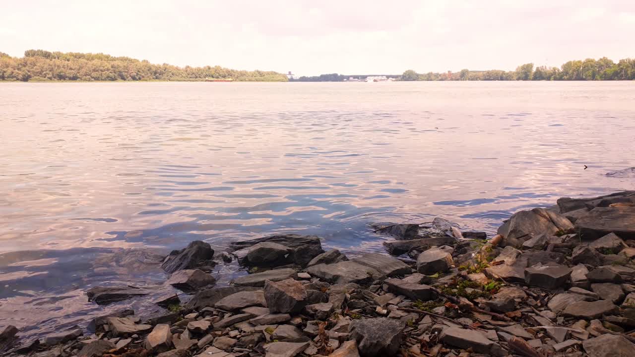 아름다운 흐린 하늘과 바위 해변이 있는 다뉴브 강의 화창한 날