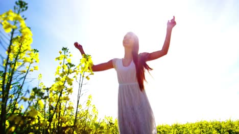 mujer joven feliz saltando en el campo