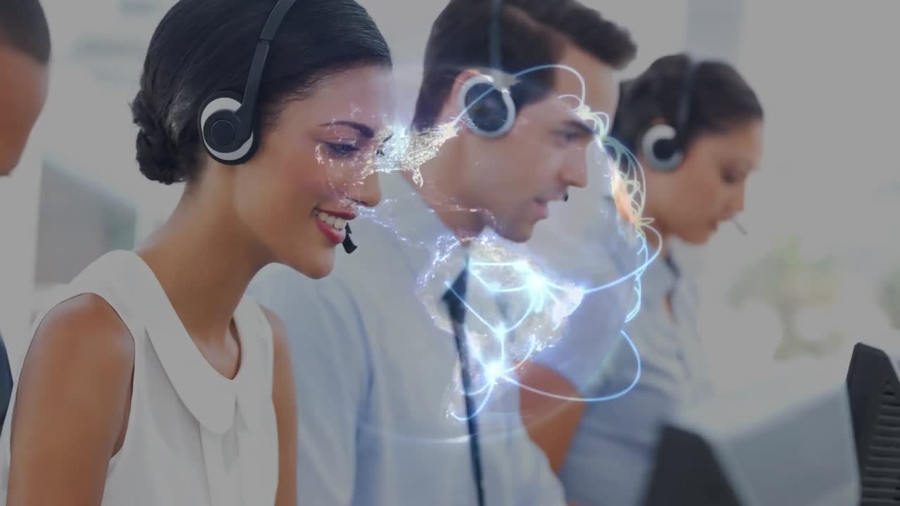 mujer que trabaja en un centro de llamadas