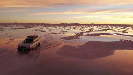 Jeep-in-salar-de-uyuni-bolivia-during-sunset