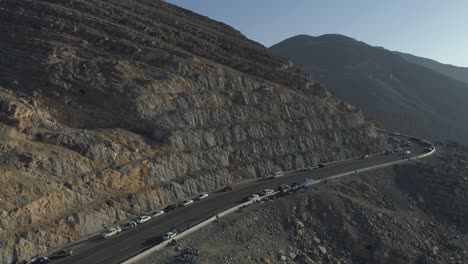 Toma-De-Drones-De-Una-Montaña-Rocosa-Con-Caminos