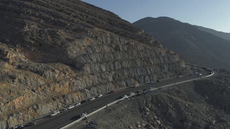 toma de drones de una montaña rocosa con caminos