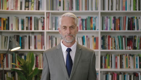 retrato de un hombre de negocios profesional en la biblioteca un caballero sonriente arquitecto profesor conferenciante