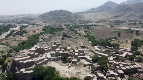 la belleza de un pueblo en la cima de la colina