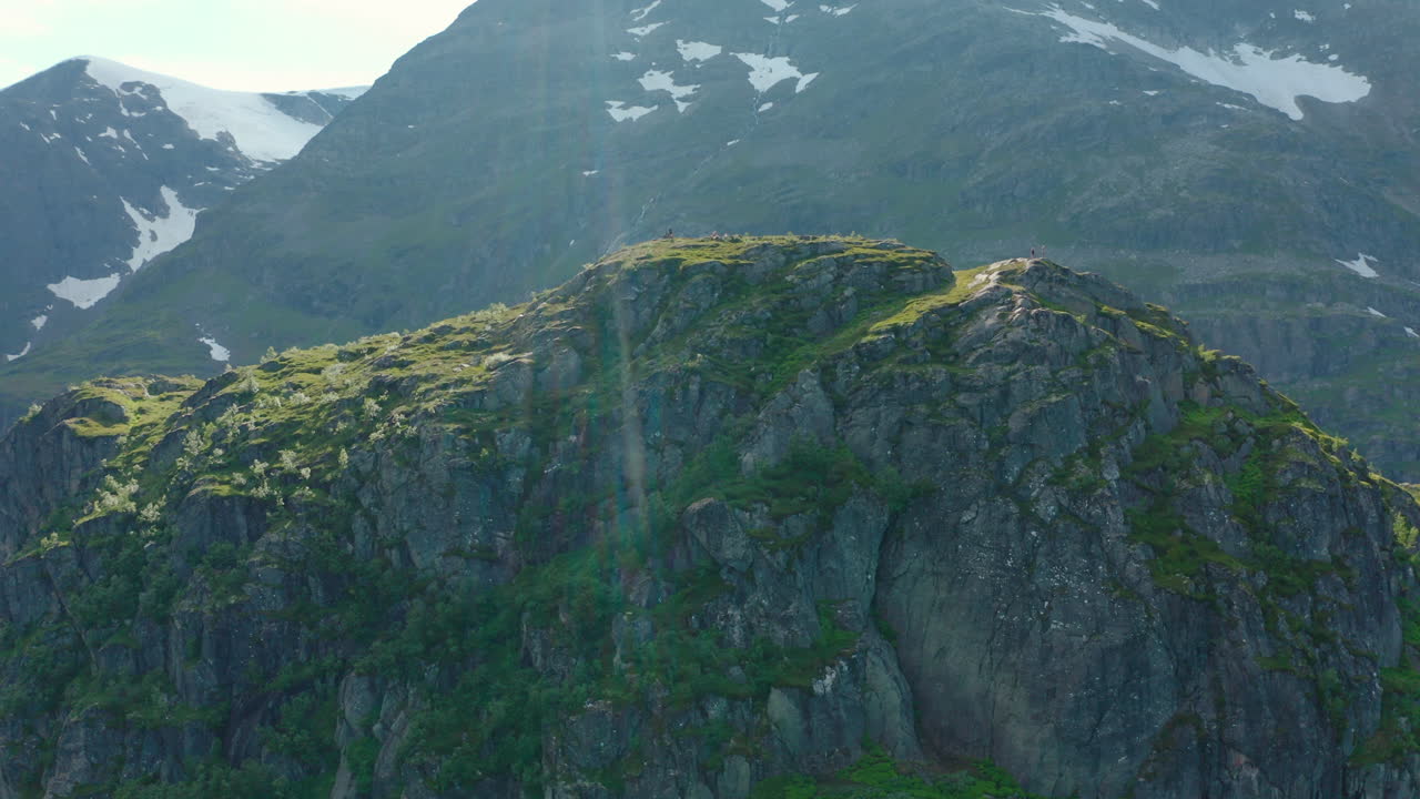 montañas rocosas iluminadas por la luz del sol en el valle de oldedalen en nordfjorden, noruega antigua