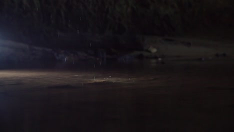 gota de agua gotea del techo de la cueva y salpica en una piscina poco profunda