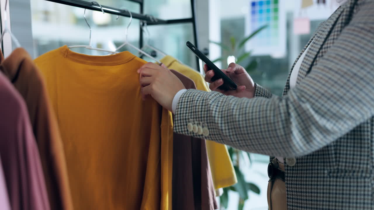 moda, trabajador minorista y un teléfono para fotos