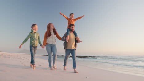 Tomados-De-La-Mano,-Sonrisa-Y-Familia-En-La-Playa