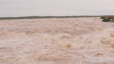 Schweres-Hochwasser-Fließt-In-Den-Gebirgszügen