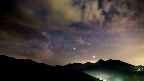 vía láctea galaxia estrellas cielo nocturno sobre las montañas lapso de tiempo