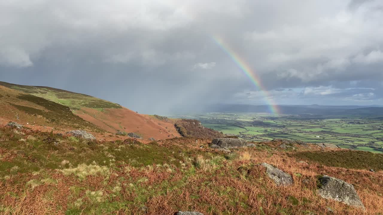 el arco iris sobre la tierra fértil de waterford, irlanda, visto desde las montañas de comeragh
