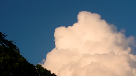 Grandes-Nubes-Hinchadas-Ruedan-Sobre-La-Cima-De-La-Montaña