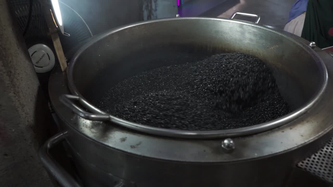 semillas de sésamo negro en una máquina de moler