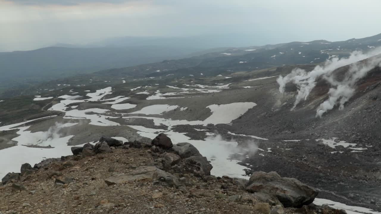 Heta ånggejsrar på bergssluttningen av den aktiva vulkanen Mount Asahidake i Japan