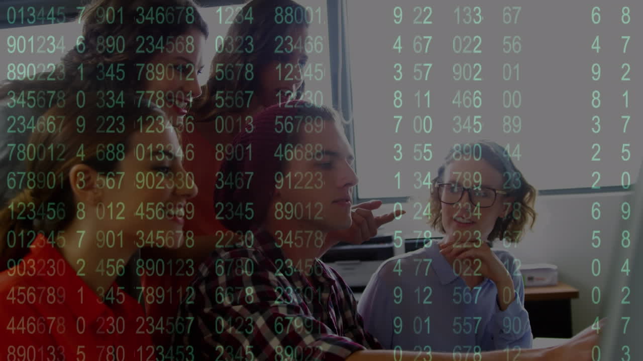 animación del procesamiento de datos contra un equipo de diversos colegas que utilizan computadora juntos en la oficina