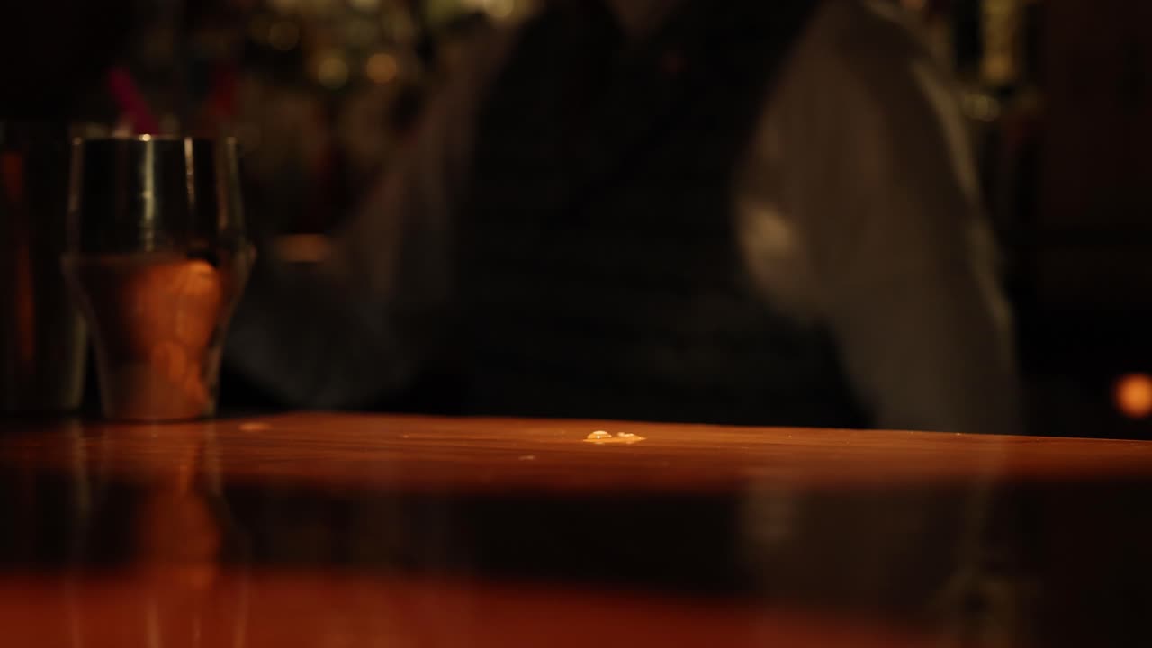 un camarero adornando un cóctel con precisión