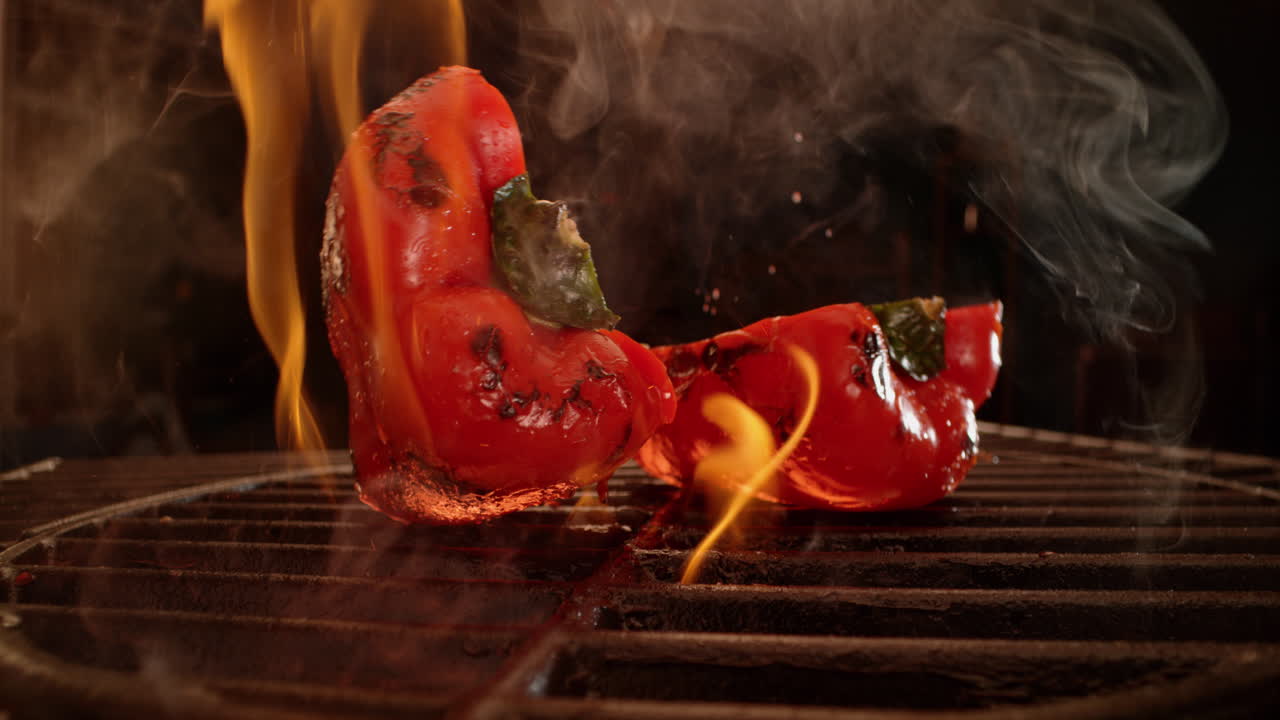 pimientos rojos a la parrilla en una parrilla de barbacoa