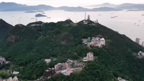 hermosa puesta de sol sobre la bahía de victoria en hong kong, china