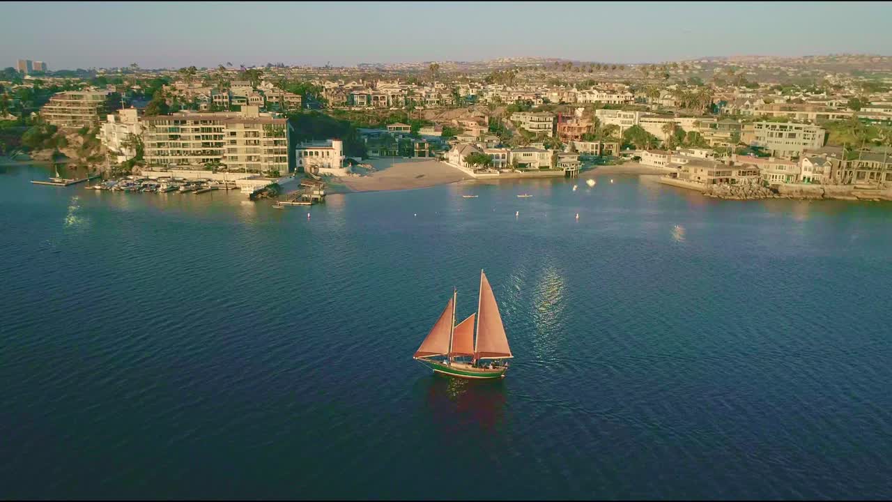 vista de drones del velero cerca de resorts en newport beach