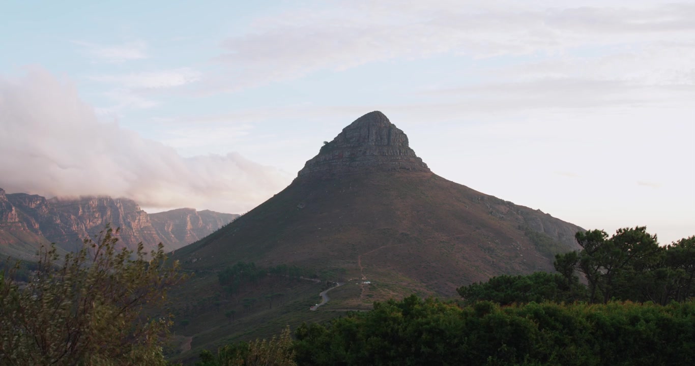 Vista aerea panoramica dell'iconica montagna Lion's Head a Città del Capo, Sudafrica, che mostra la cima distintiva e il paesaggio naturale circostante.