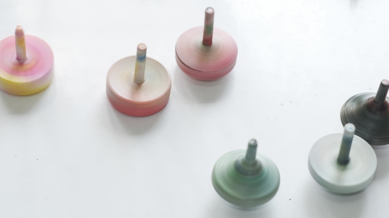 테이블 위에 놓인 여러 개의 회전하는 플라스틱 장난감의 클로즈업 입니다.