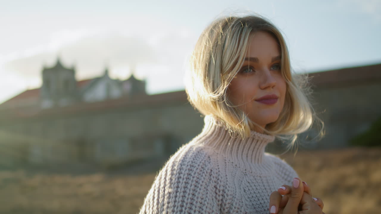 텐더 크로싱 캐슬 랜드스케이프 클로즈업: 자연을 점검하는 즐거운 여인