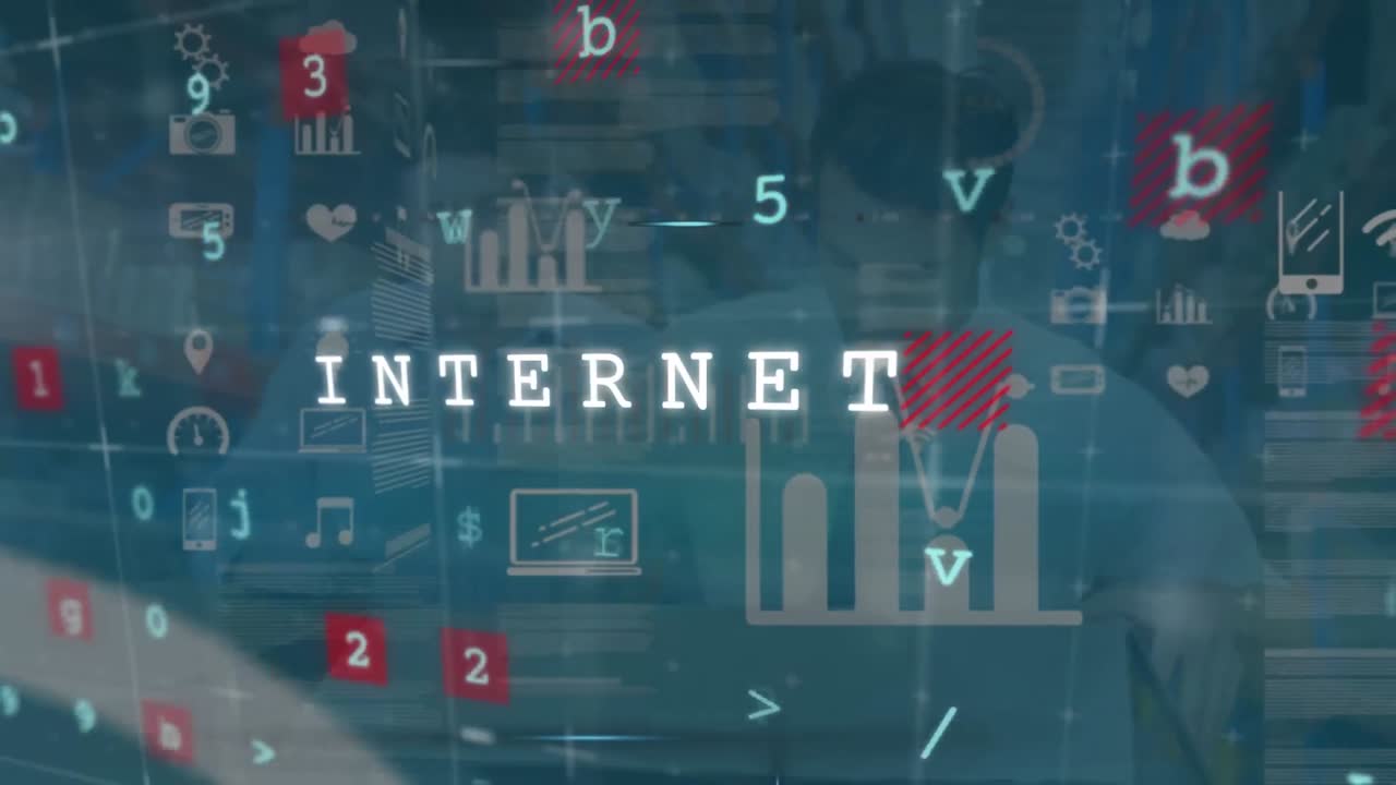 창고에서 백인 남성 노동자에 대한 글자와 숫자를 가진 인포그래픽 인터페이스의 애니메이션