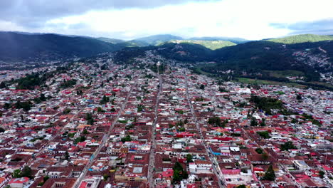 Vista-Aérea-De-La-Ciudad-De-San-Cristóbal-De-Las-Casas-En-Chiapas,-México