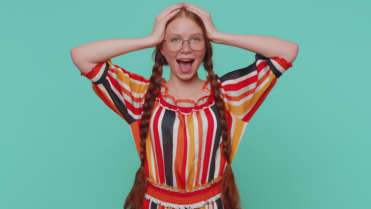 놀라서 흥분한 소녀 놀라서 커다란 눈으로 카메라를 쳐다보며 갑작스러운 승리에 충격을 받았습니다. 와우 감정