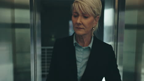 mujer de negocios, ascensor