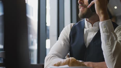 joven profesional en una cafetería