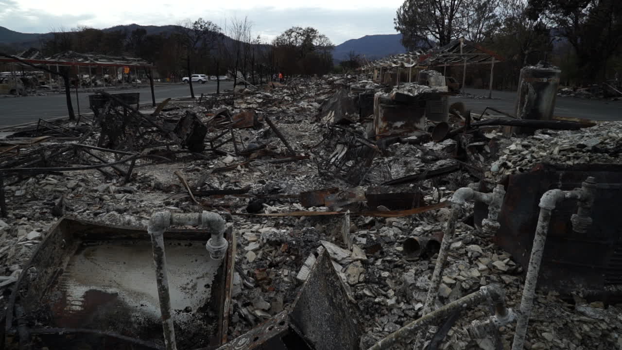 casas adosadas destruidas después del incendio del valle, condado de lake, california, 2015